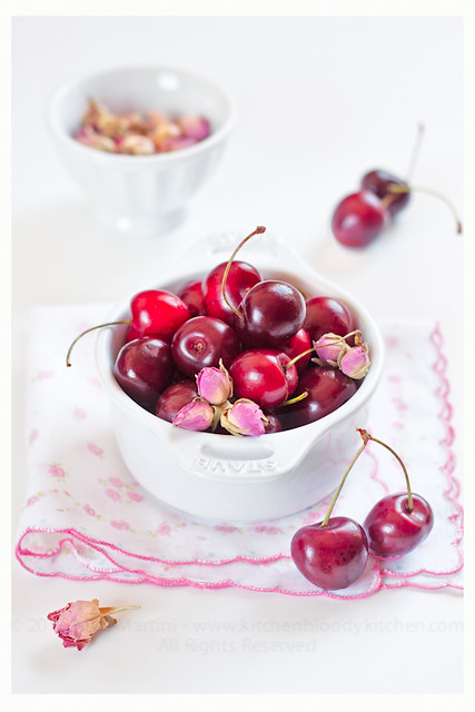 Confettura di ciliegie e boccioli di rosa nella cocotte in ghisa Staub