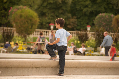 Boy in Jardin du Luxembourg (by: Thomas Ricker, creative commons license)