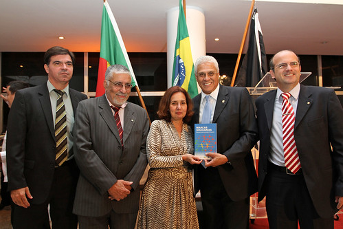 Livro sobre a saga das comunidades portuguesas no Brasil é lançado no Vasco