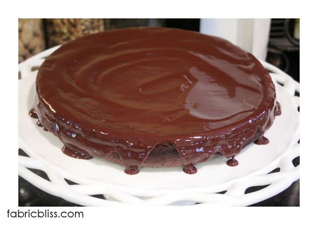 flourless chocolate cake - spread the glaze03