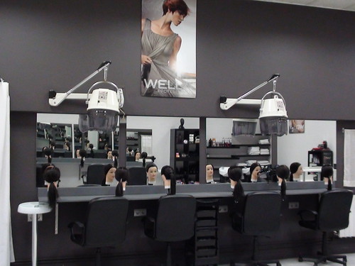 En la imagen se muestra los tocadores y puestos donde se realizan las prácticas de auxiliar de peluquería.
