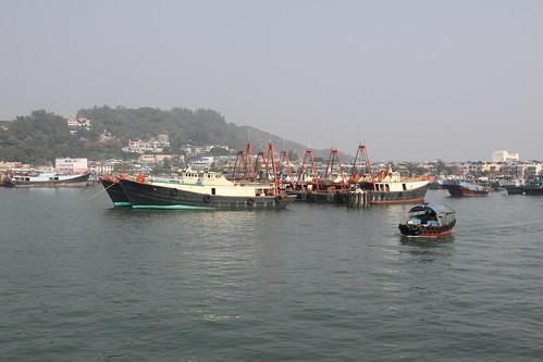 Sampan passes the bigger fishing boats mooted at Cheung Chau