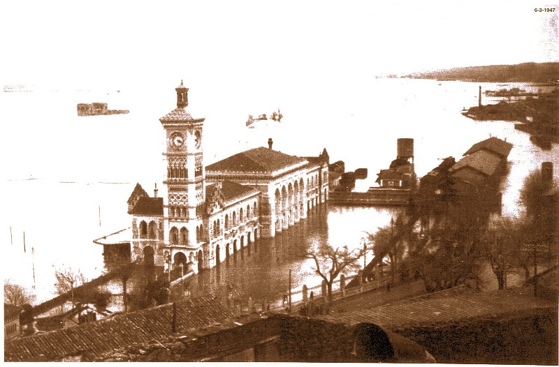 Estación de Ferrocarril y Palacio de Galiana anegados por una crecida del Tajo en febrero de 1947