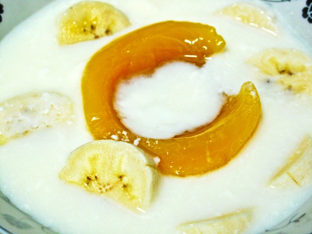 IMG_2223 Homemade yogurt with banana slices and halve peach
