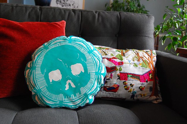 Skull Turquoise Pillow 01