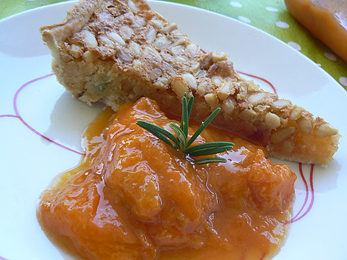 tarte aux pignons et compote d'abricots au romarin.jpg