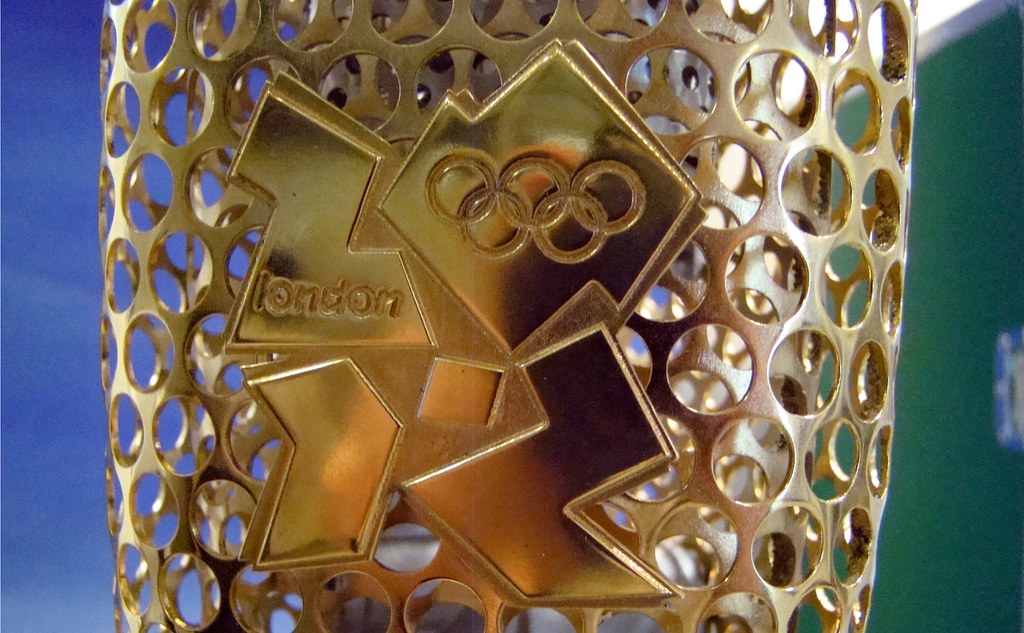 Close_Up_of_the_2012_Logo_on_the_Olympic_Torch