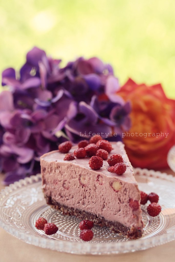 Raw wild strawberry cheesecake