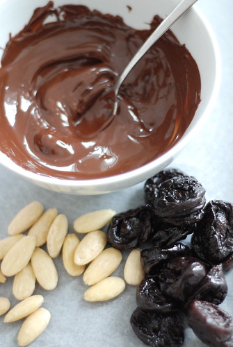 šokolaad, ploomid, mandlid/chocolate, plums, almonds