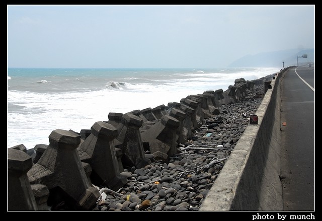 為了保護海邊道路，很快會岸邊會填上消波塊，就像傳統濱海道路的防護工程一樣，海岸成為圍上水泥巨石軍團。攝影：munch。