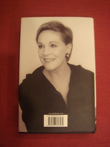 Julie Andrews 的自傳《家—我早年的回憶》（Home—A Memoir of My Early Years）。背面