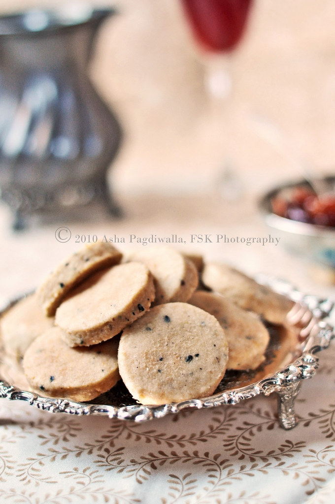 Cracked Pepper and Parmesan Crackers close