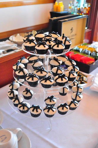 Black and cream wedding by Cupcake Passion Kate Jewell 