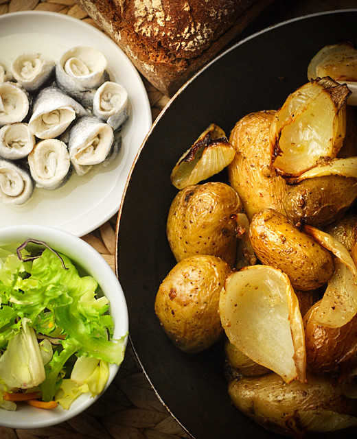 Potatoes with fish and green salad