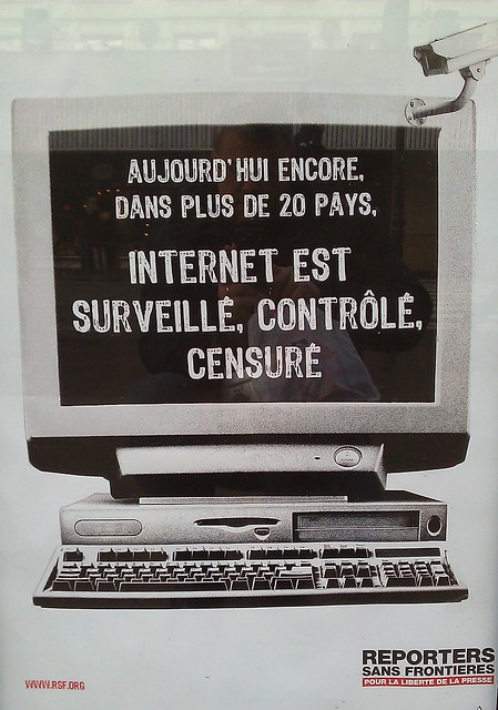Internet est surveillé, contrôlé, censuré - affiche par RSF.org