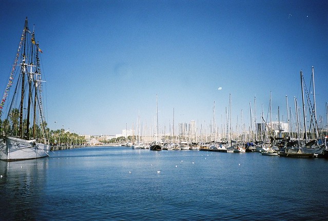 巴塞罗那的碧海蓝天 还有帆船～