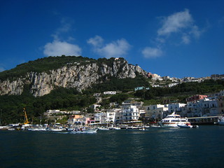 05.221- Muntanya. Port. Marina Grande. Capri. Napoli. Italia. 16-6-2010