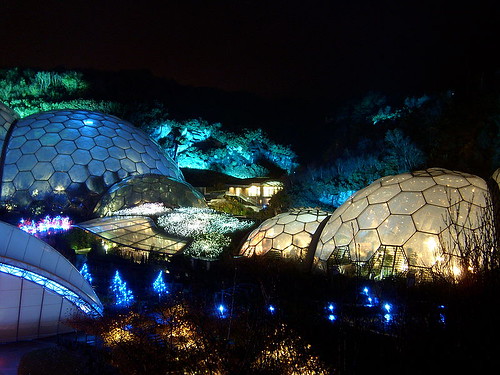 800px-Eden_Project_Winter_2008_showing_Bruce_Munro_field_of_Light