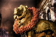 Chicago Art Institute Lions wearing red bubble Christmas wreaths: 2