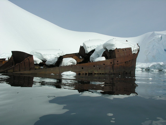 ANTARCTICA2010-125 Foyn Barbour -Wreck of the whaling factory ship Governoren 南极 Foyn湾 挪威捕鲸船残骸