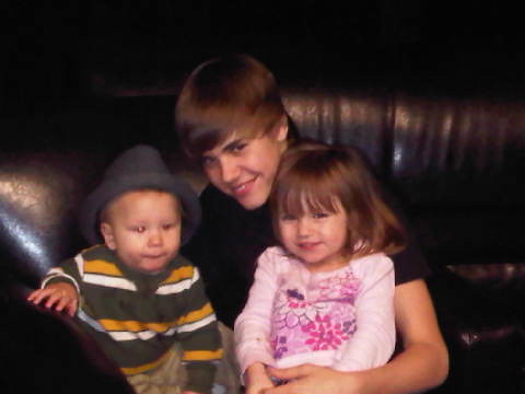 justin bieber little sister and brother. Justin Bieber#39;s little sister