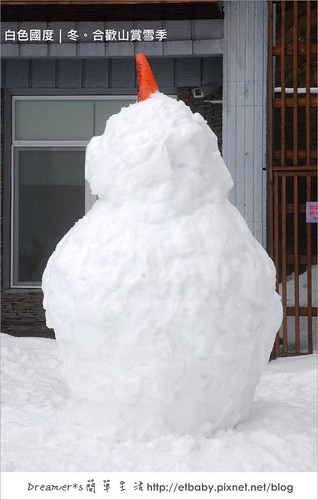 工作人員努力堆出來的大雪人