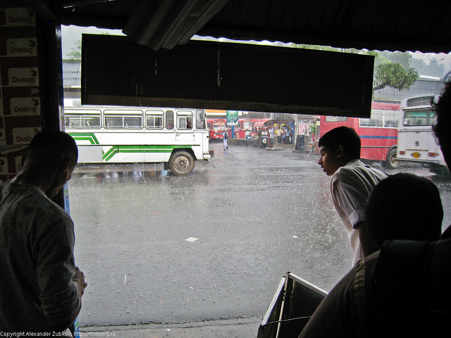 Дождь на автовокзале в Канди
