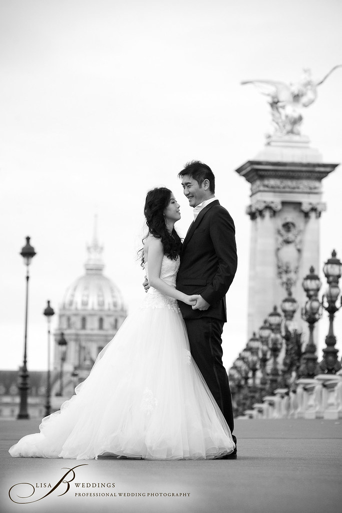 here is a photo of an engagement shoot in Paris