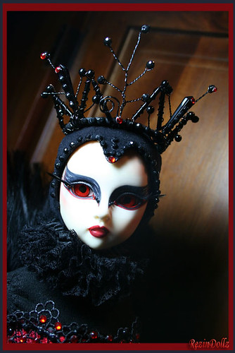 Black Swan Crown. D.I.M. Odelia Black Swan
