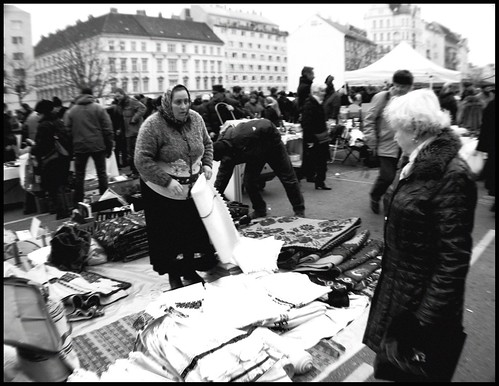 Una mujer vende ropa en el Naschmarkt
