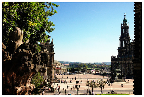 Blick vom Nymphenbad auf die Kathedrale in Dresden