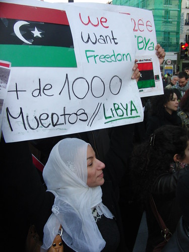 Mujer con cartel: "We want freedom, + de 1000 muertos"