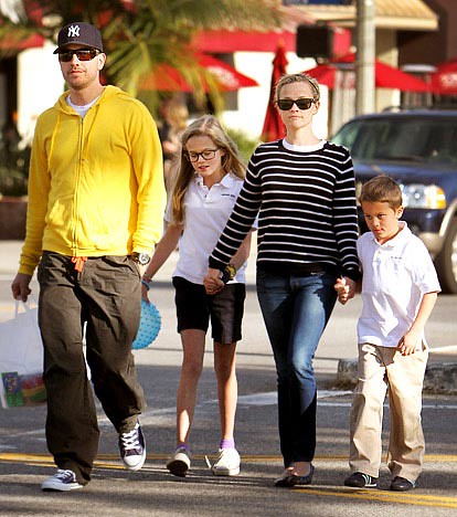 reese witherspoon kids pics. Reese Witherspoon, Kids Ava and Deacon and Fiance Jim Toth Go Shopping in Brentwood. Looks like a walking J. Crew catalog. Uploaded: March 2, 2011