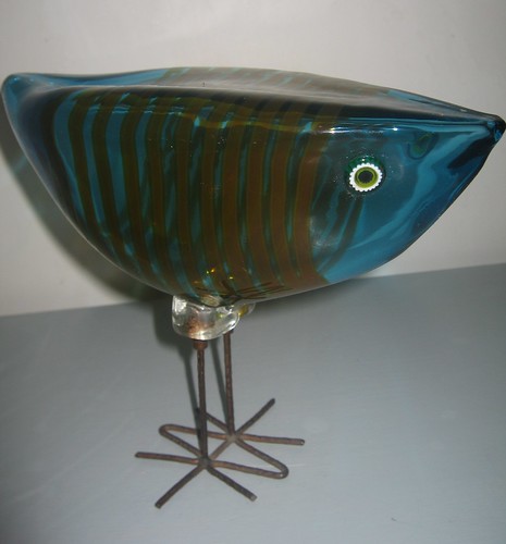 A Vistosi glass bird by Alessandro Pianon (estimate £800 to £1,200)