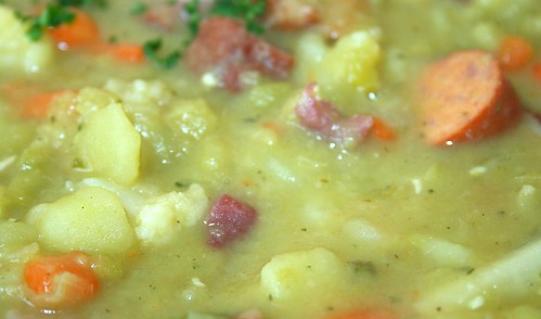 43 - Erbsensuppe mit Debrecziner / Pea soup with sausages - CloseUp