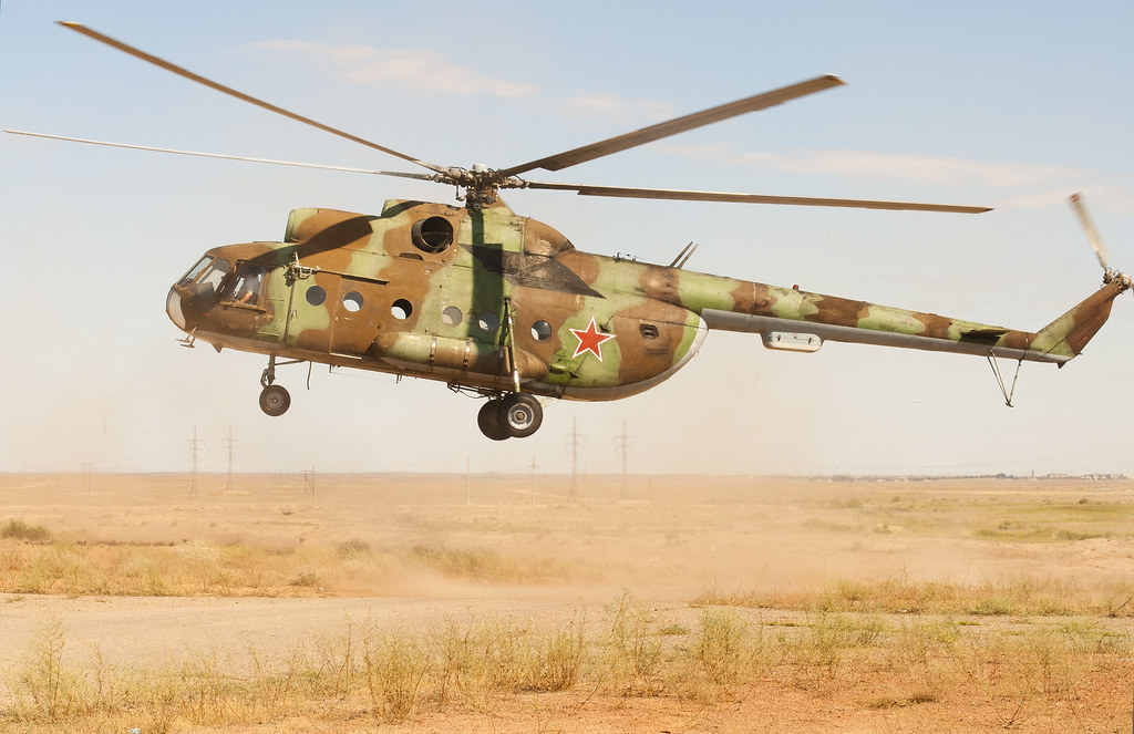: Russian military Mi-8 landing