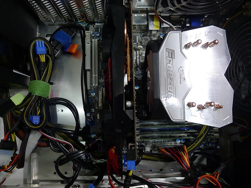 電腦組裝內部－顯卡與散熱風扇俯視
