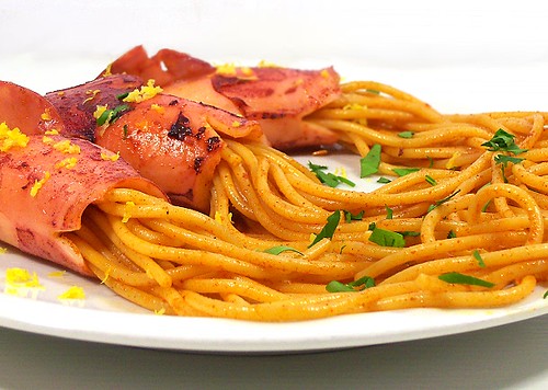 calamari al vino e spaghetti piccanti alla paprica