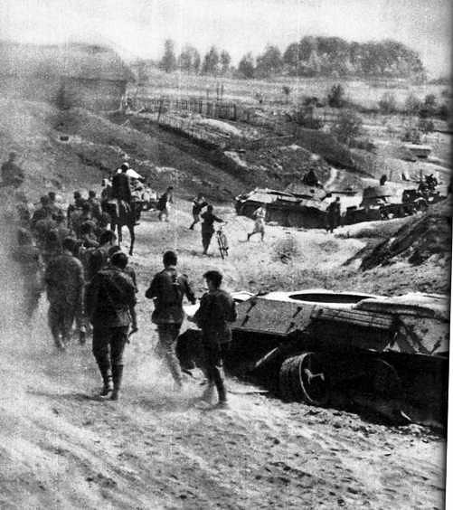 nas estradas poeirentas, a infantaria alemã prossegue em sua interminável marcha para o leste.