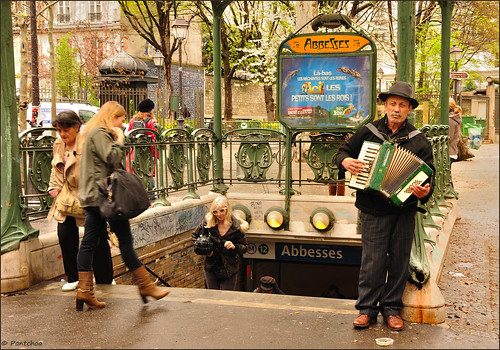 Paris Montmartre :  Accordionist Tube station Abbesses