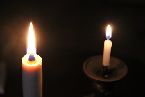 Japanese candle (left) 和ろうそく（左）