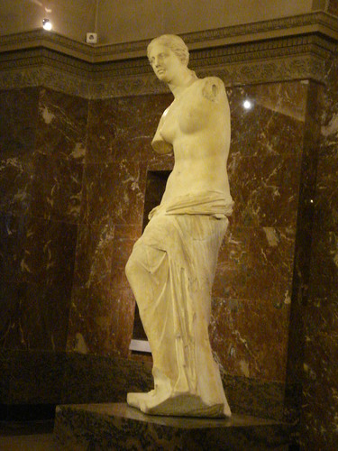 Venus de Milo Museum dorsay spindle spinning armless apple marble status Paris France