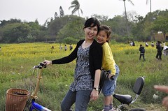 20110305-zozo和媽媽一起騎腳踏車-1