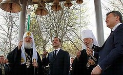 莫斯科和全俄羅斯東正教的基里爾宗主教(Patriarch Kirill)、俄羅斯總統梅德偉傑夫、基輔和全烏克蘭教會的弗拉基米爾都主教(Metropolitan Vladimir)，以及烏克蘭總統亞努柯維奇(Viktor Yanukovych)一同在車諾比的聖依利亞教堂鳴鐘致意。圖片來自：克林姆林宮。