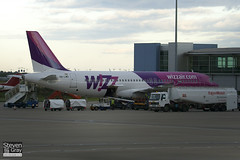 HA-LWD - 4351 - Wizzair - Airbus A320-232 - Luton - 100829 - Steven Gray - IMG_5467