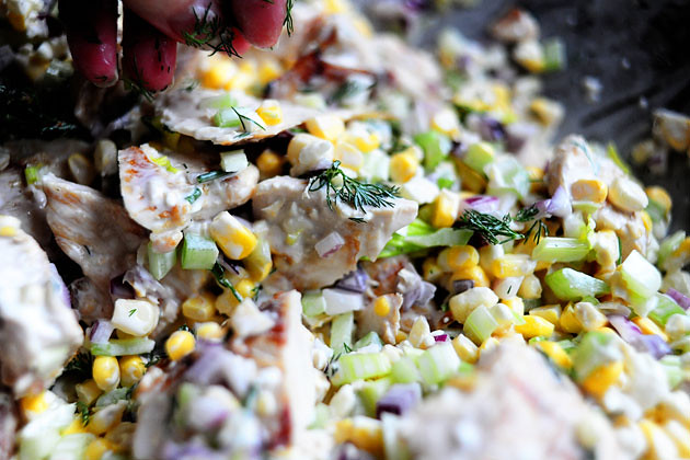 Фото рецепт салата из курицы гриль с сыром Фета, кукурузой и черникой.