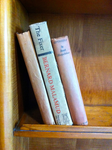 Queen Mary - What's on the Bookshelf