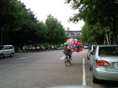 空飄氣球，珍珠混合色100顆，畢業典禮外送 by dod_balloon