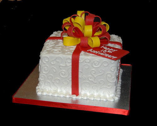 10th anniversary package cake red and yellow