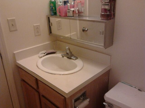 Bathroom, i will clean it soon by paskorn